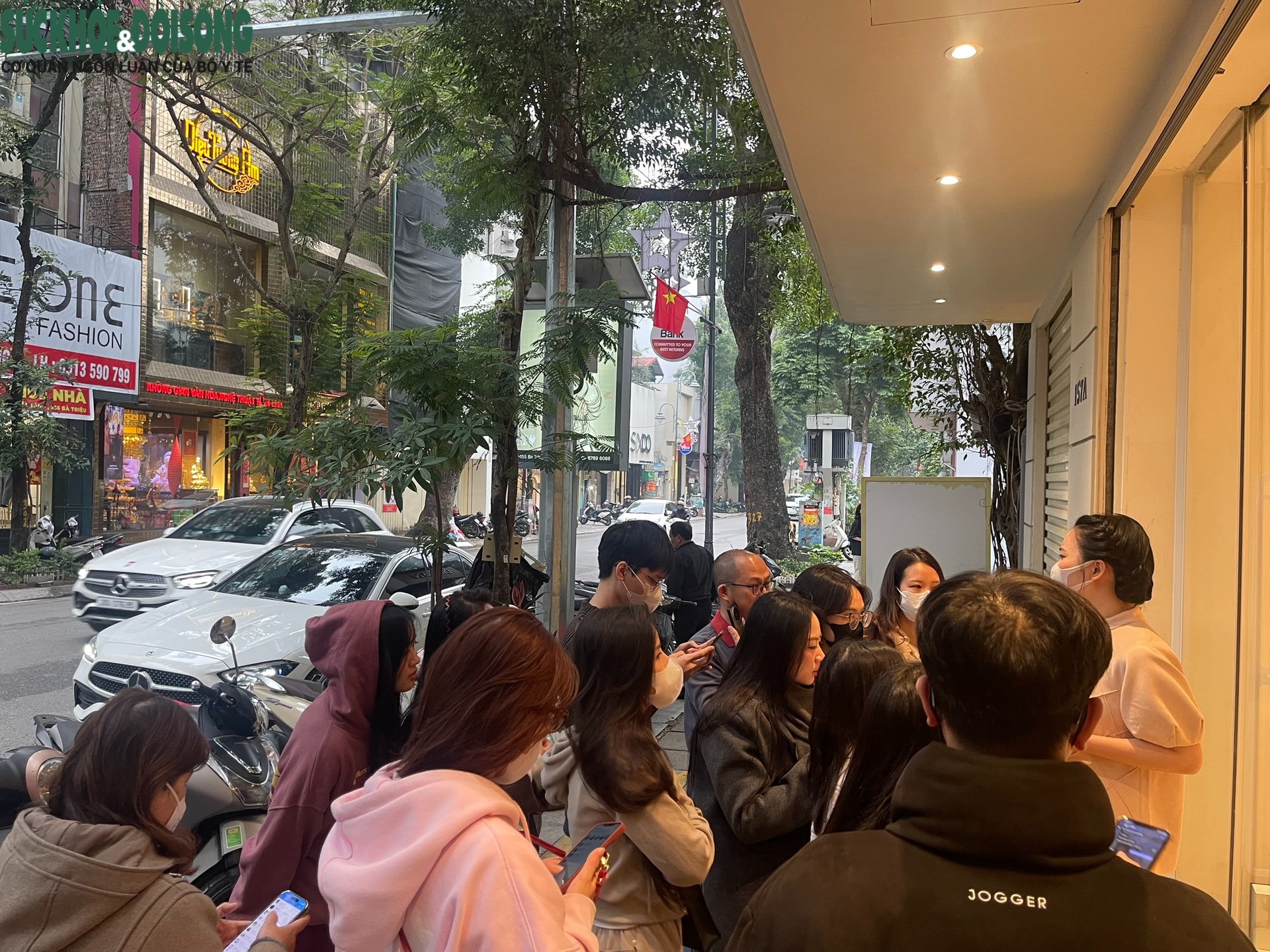 Người Hà Nội xếp hàng từ sáng 'săn' đồ mới ngày cận Tết- Ảnh 2.