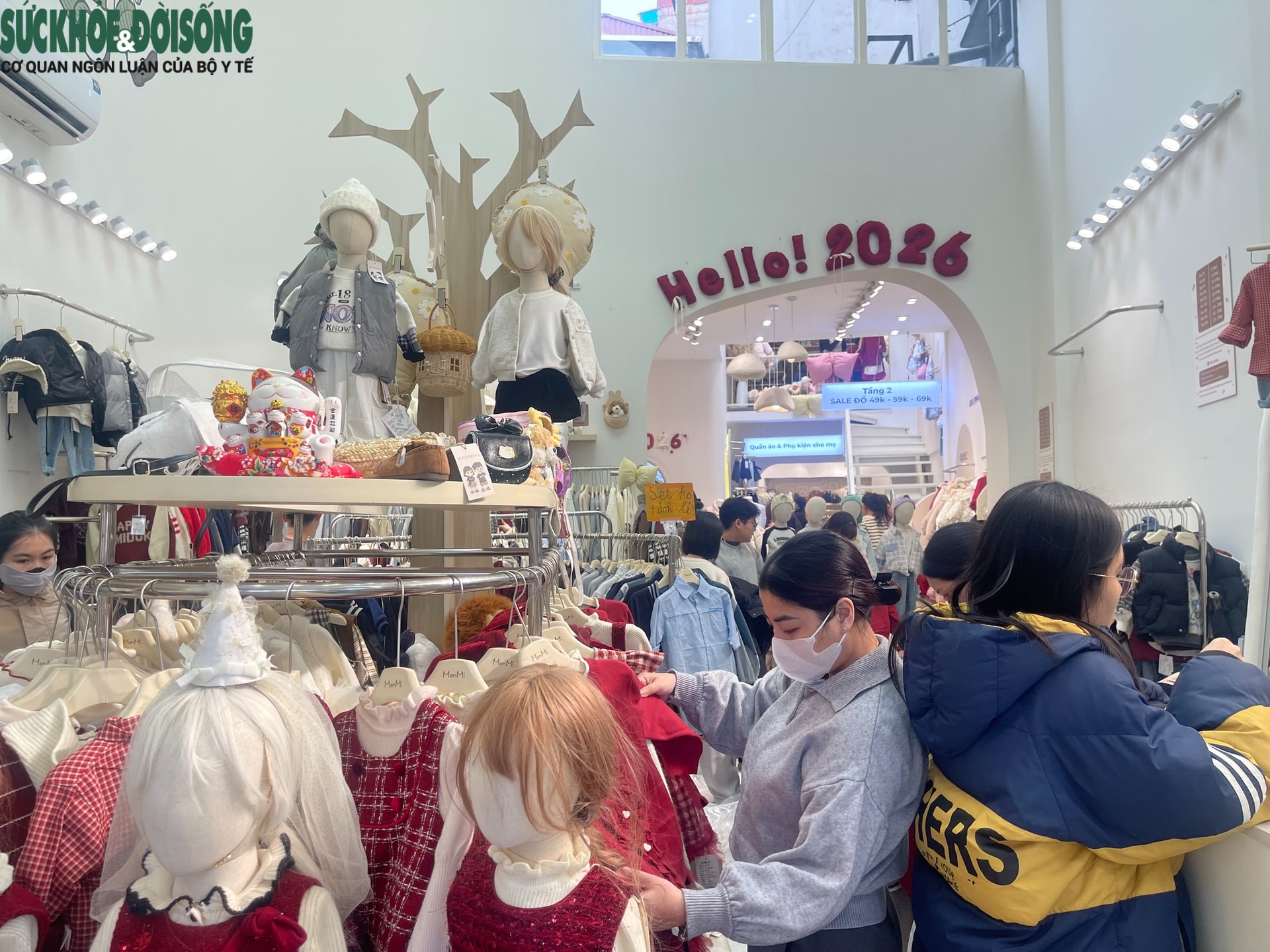 Người Hà Nội xếp hàng từ sáng 'săn' đồ mới ngày cận Tết- Ảnh 3.