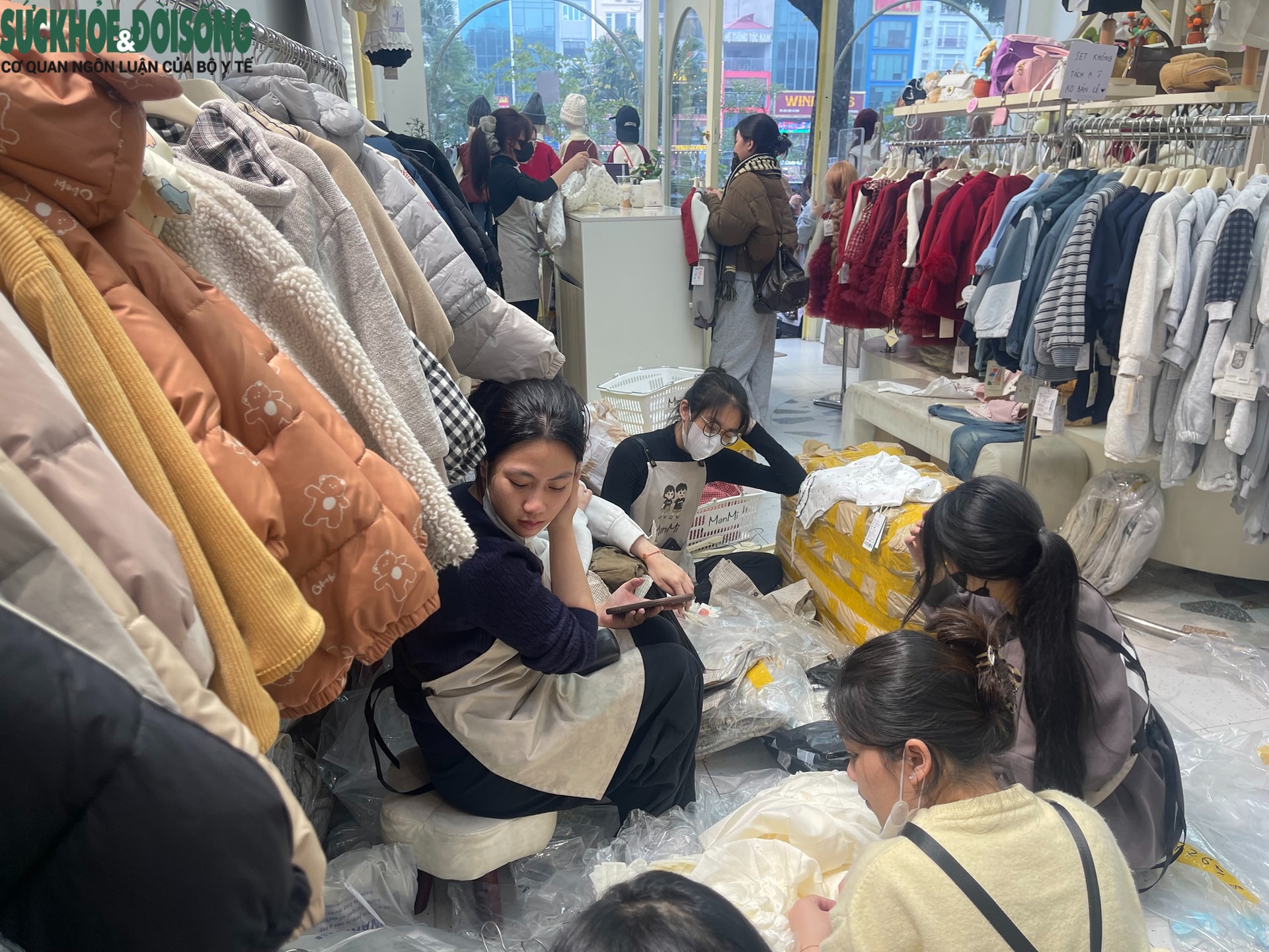 Người Hà Nội xếp hàng từ sáng 'săn' đồ mới ngày cận Tết- Ảnh 4.