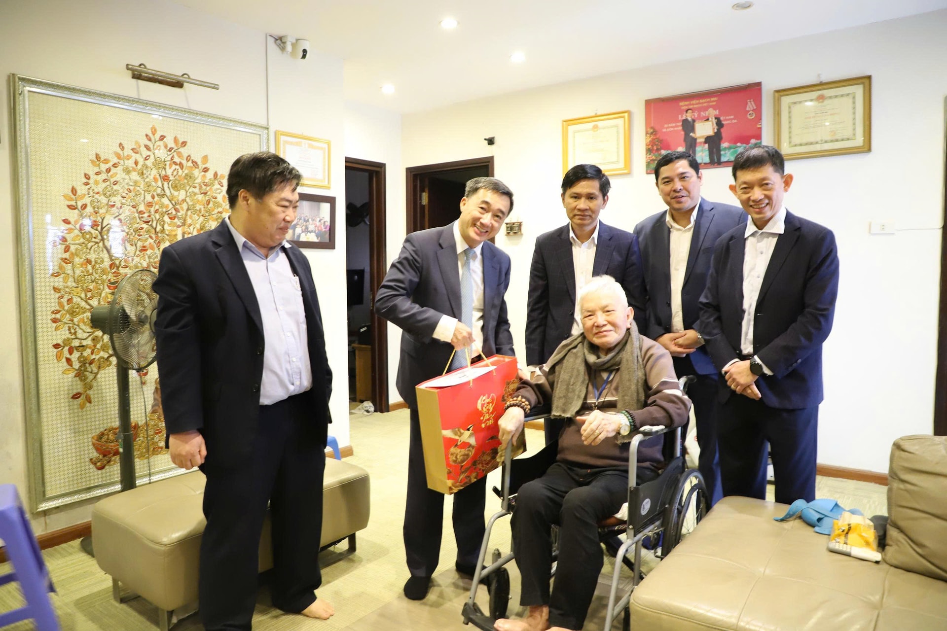 Thứ trưởng Bộ Y tế Trần Văn Thuấn thăm, chúc Tết gia đình nhiều Giáo sư đầu ngành- Ảnh 3.