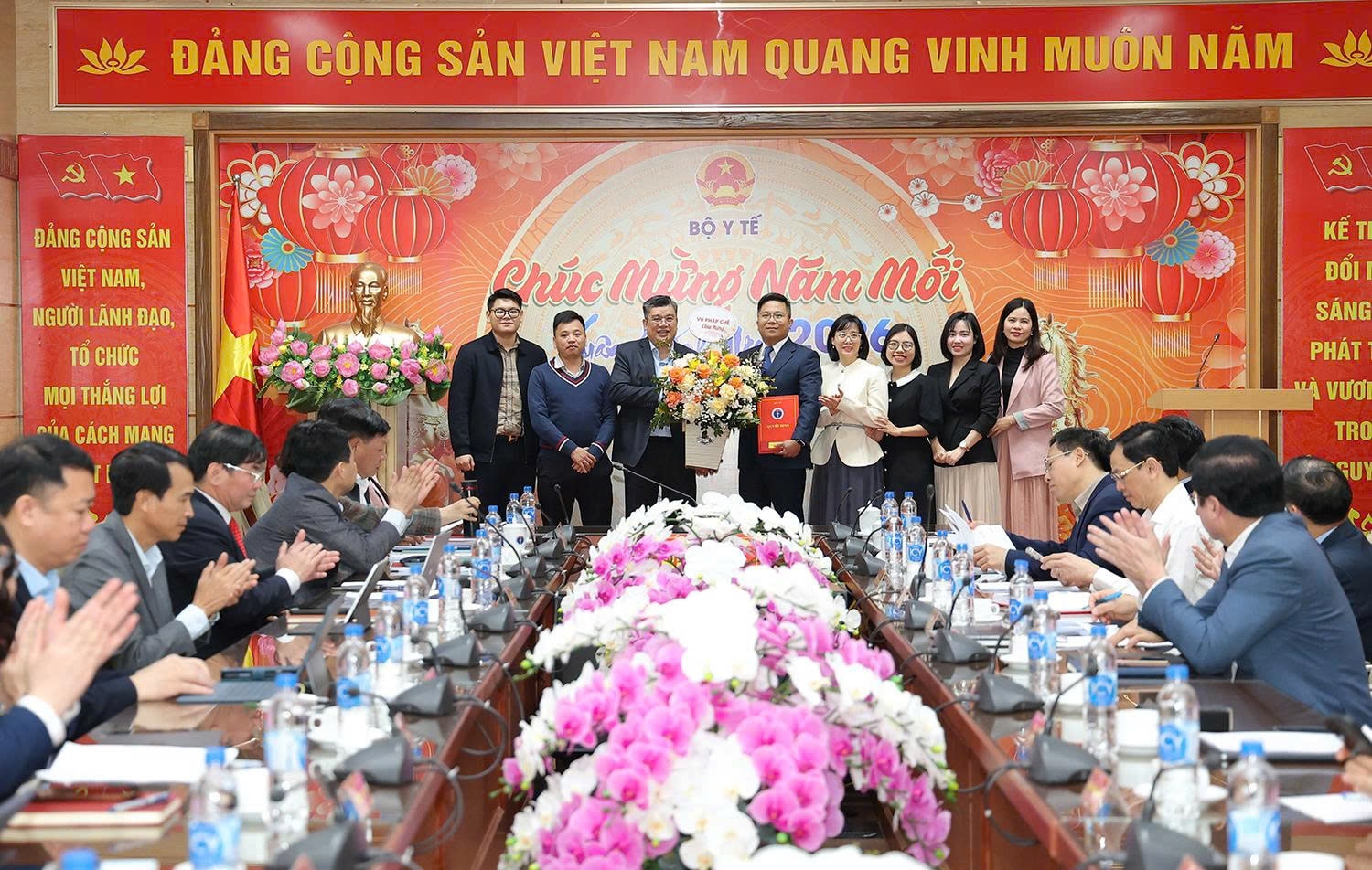 Bộ trưởng Đào Hồng Lan trao quyết định bổ nhiệm lại Tổng Biên tập Báo Sức khoẻ và Đời sống, bổ nhiệm lãnh đạo Vụ Pháp chế, Hội đồng Y khoa Quốc gia- Ảnh 8. Bộ trưởng Đào Hồng Lan trao quyết định bổ nhiệm lại Tổng Biên tập Báo Sức khoẻ và Đời sống, bổ nhiệm lãnh đạo Vụ Pháp chế, Hội đồng Y khoa Quốc gia- Ảnh 8.