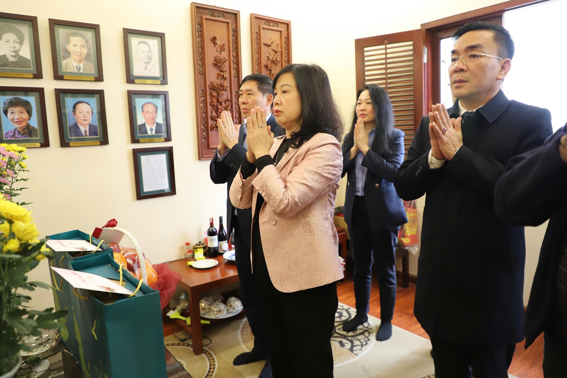 Bộ trưởng Đào Hồng Lan chúc Tết gia đình lãnh đạo Bộ tiền nhiệm, thăm hỏi thân nhân Liệt sĩ – Bác sĩ Đặng Thùy Trâm- Ảnh 2.