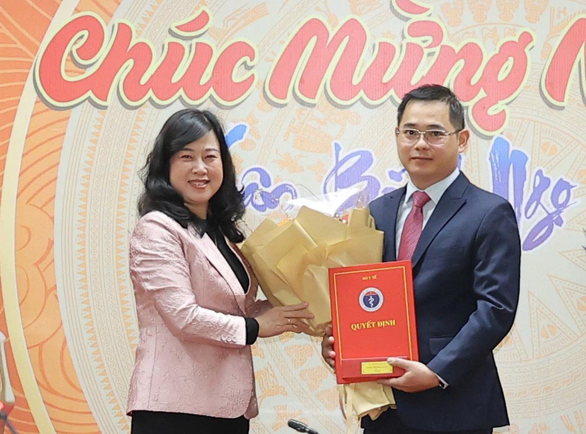 Bộ trưởng Đào Hồng Lan trao quyết định bổ nhiệm lại Tổng Biên tập Báo Sức khoẻ và Đời sống, bổ nhiệm lãnh đạo Vụ Pháp chế, Hội đồng Y khoa Quốc gia- Ảnh 3. Bộ trưởng Đào Hồng Lan trao quyết định bổ nhiệm lại Tổng Biên tập Báo Sức khoẻ và Đời sống, bổ nhiệm lãnh đạo Vụ Pháp chế, Hội đồng Y khoa Quốc gia- Ảnh 3.