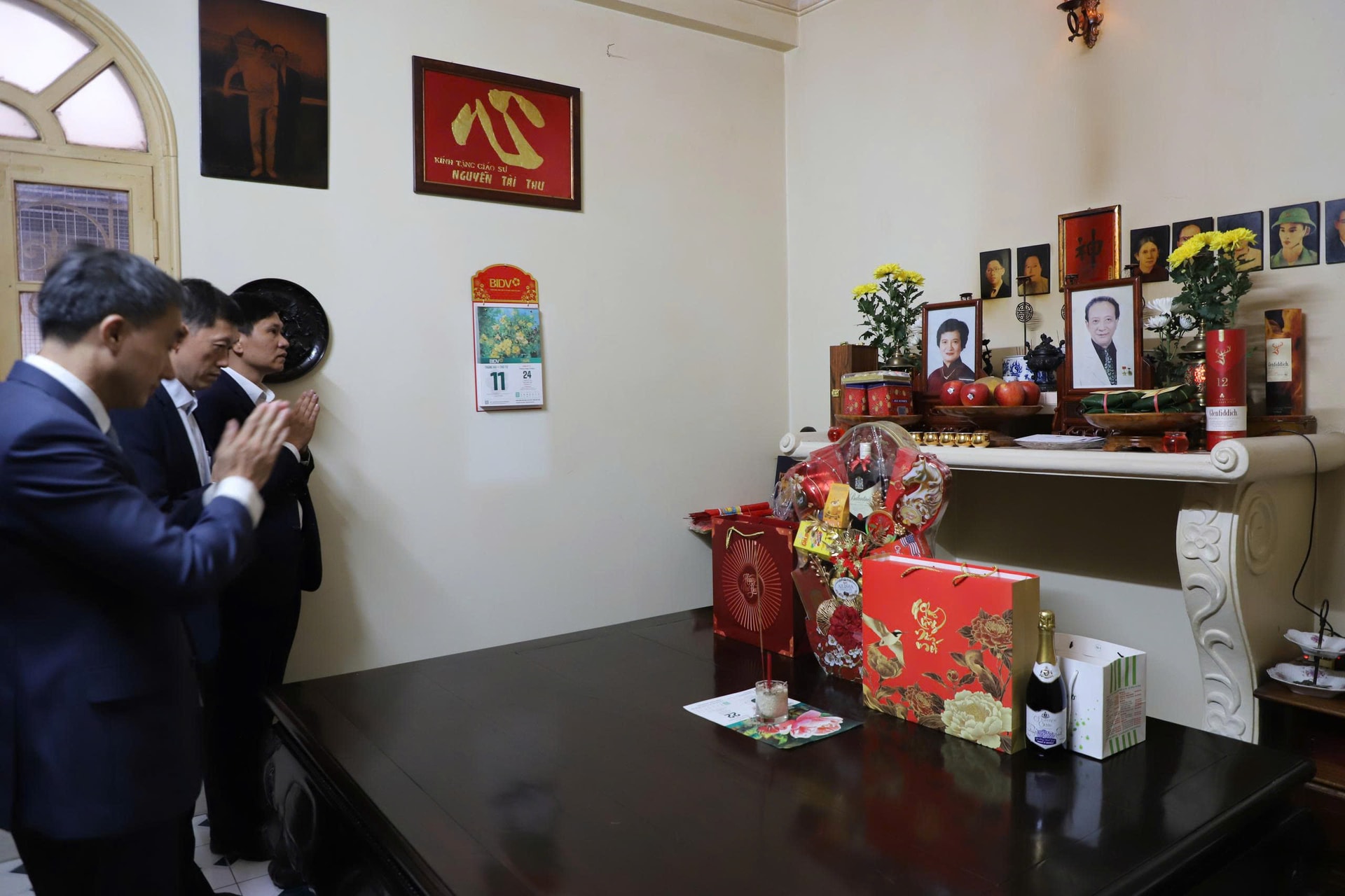 Thứ trưởng Bộ Y tế Trần Văn Thuấn thăm, chúc Tết gia đình nhiều Giáo sư đầu ngành- Ảnh 1.