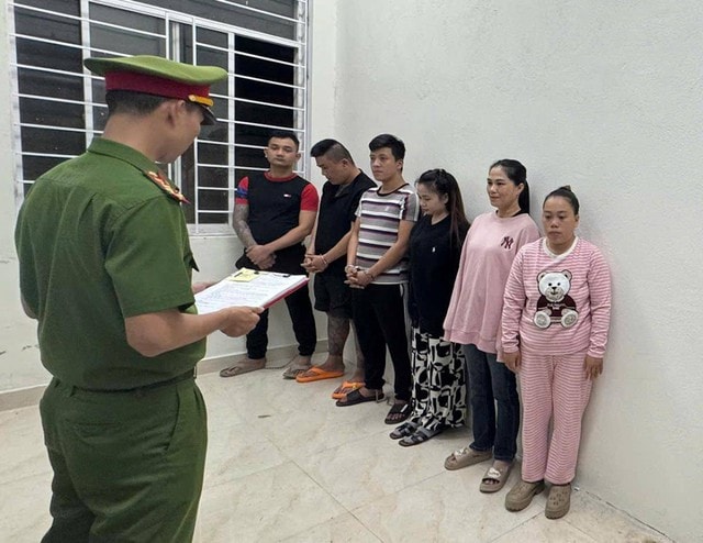 Bắt tạm giam nhóm đối tượng cầm kiếm truy đuổi nhau giữa phố- Ảnh 1. Bắt tạm giam nhóm đối tượng cầm kiếm truy đuổi nhau giữa phố- Ảnh 1.