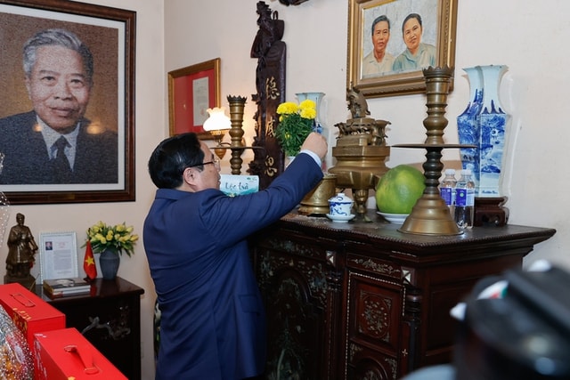 Thủ tướng dâng hương các cố lãnh đạo Đảng, Nhà nước và thăm, chúc Tết nguyên lãnh đạo Đảng, Nhà nước- Ảnh 2. Thủ tướng dâng hương các cố lãnh đạo Đảng, Nhà nước và thăm, chúc Tết nguyên lãnh đạo Đảng, Nhà nước- Ảnh 2.