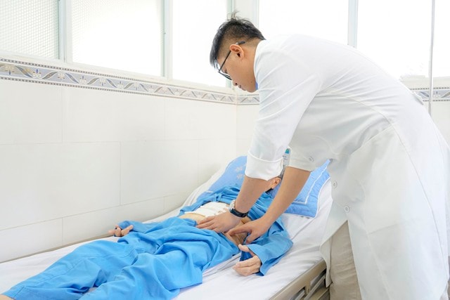 Phát hiện ung thư dạ dày sau 1 tuần không ăn uống được- Ảnh 2.