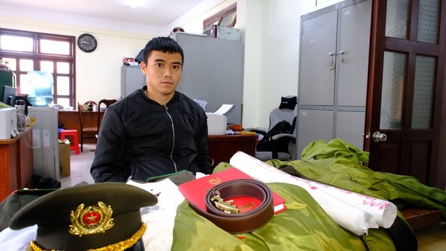 Giả danh cán bộ Cục Cảnh sát Kinh tế, dựng màn kịch ‘thanh lý rượu ngoại’ lừa hơn 130 triệu đồng- Ảnh 1.