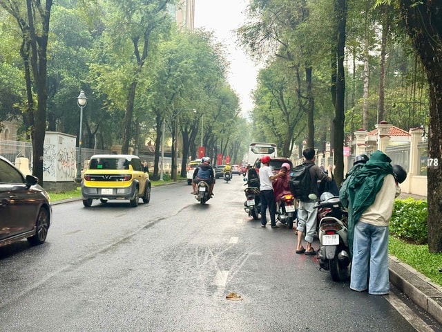 TPHCM mưa trái mùa cận Tết, người dân bất ngờ - Ảnh 3.