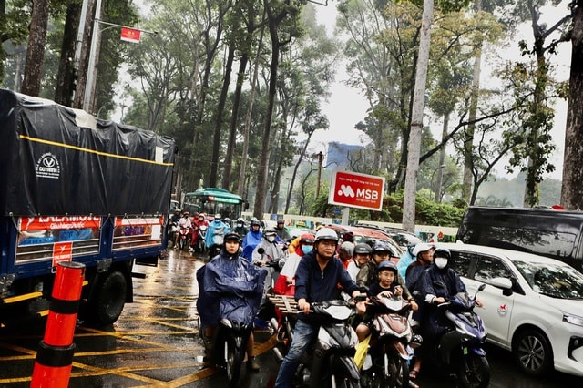 TPHCM mưa trái mùa cận Tết, người dân bất ngờ - Ảnh 4.