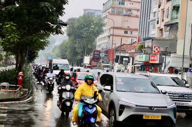 TPHCM mưa trái mùa cận Tết, người dân bất ngờ - Ảnh 1.