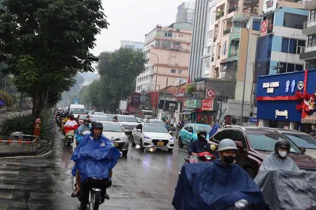 TPHCM mưa trái mùa cận Tết, người dân bất ngờ - Ảnh 6.