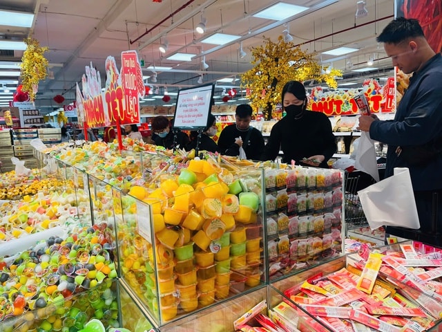 Siêu thị rực rỡ sắc xuân, người dân tấp nập mua sắm dịp cận Tết- Ảnh 6.