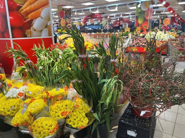 Siêu thị rực rỡ sắc xuân, người dân tấp nập mua sắm dịp cận Tết- Ảnh 12.
