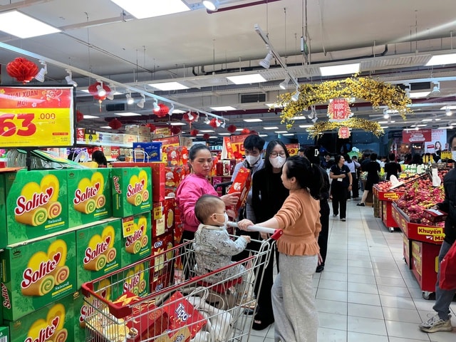 Siêu thị rực rỡ sắc xuân, người dân tấp nập mua sắm dịp cận Tết- Ảnh 7.