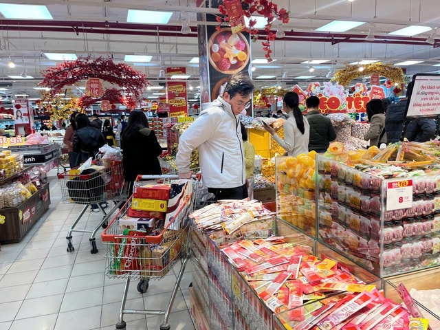 Siêu thị rực rỡ sắc xuân, người dân tấp nập mua sắm dịp cận Tết- Ảnh 1.
