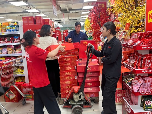 Siêu thị rực rỡ sắc xuân, người dân tấp nập mua sắm dịp cận Tết- Ảnh 11.