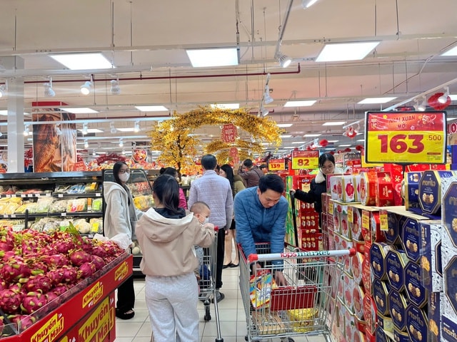 Siêu thị rực rỡ sắc xuân, người dân tấp nập mua sắm dịp cận Tết- Ảnh 2.