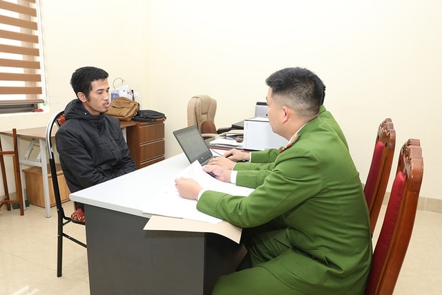 Bắt giữ tài xế xe tải gây tai nạn khiến ô tô con văng xuống suối, 3 người bị thương- Ảnh 1.