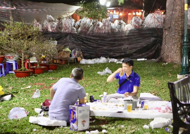 Tiểu thương mắc võng, xuyên đêm canh hoa Tết ở TPHCM- Ảnh 7.