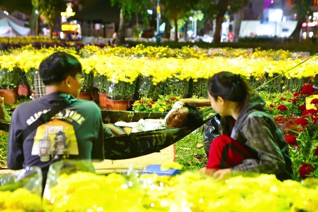 Tiểu thương mắc võng, xuyên đêm canh hoa Tết ở TPHCM- Ảnh 6.