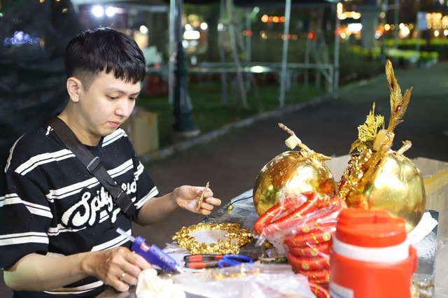 Tiểu thương mắc võng, xuyên đêm canh hoa Tết ở TPHCM- Ảnh 8.