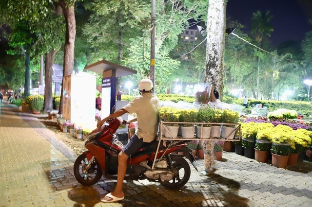 Tiểu thương mắc võng, xuyên đêm canh hoa Tết ở TPHCM- Ảnh 9.