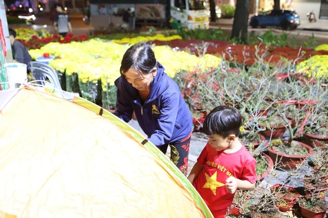 Tiểu thương mắc võng, xuyên đêm canh hoa Tết ở TPHCM- Ảnh 4.