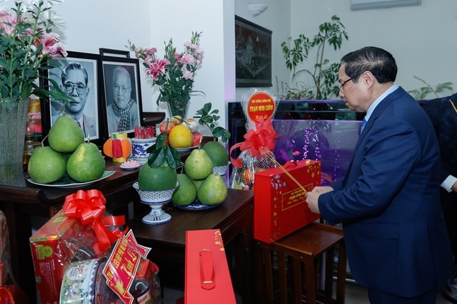 Thủ tướng dâng hương các cố lãnh đạo Đảng, Nhà nước và thăm, chúc Tết nguyên lãnh đạo Đảng, Nhà nước- Ảnh 1. Thủ tướng dâng hương các cố lãnh đạo Đảng, Nhà nước và thăm, chúc Tết nguyên lãnh đạo Đảng, Nhà nước- Ảnh 1.