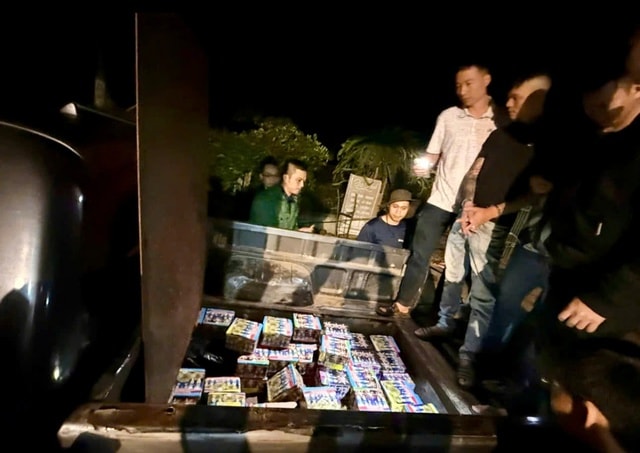 Bắt đối tượng giấu gần 200kg pháo trong hầm tự chế xe ô tô- Ảnh 1. Bắt đối tượng giấu gần 200kg pháo trong hầm tự chế xe ô tô- Ảnh 1.