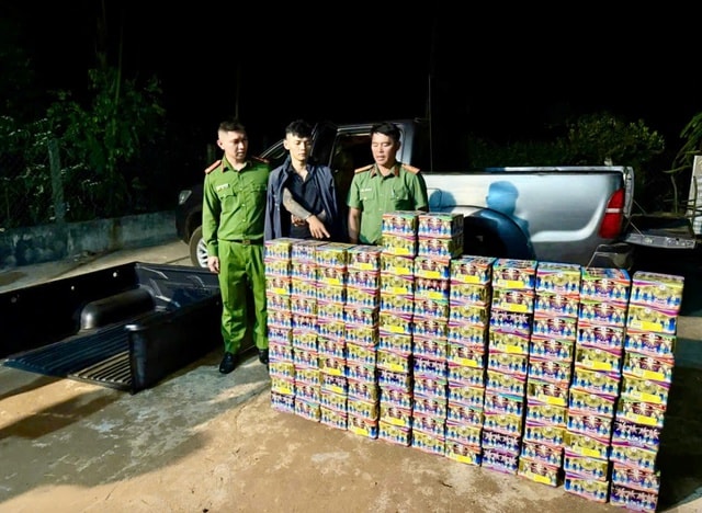 Bắt đối tượng giấu gần 200kg pháo trong hầm tự chế xe ô tô- Ảnh 2. Bắt đối tượng giấu gần 200kg pháo trong hầm tự chế xe ô tô- Ảnh 2.