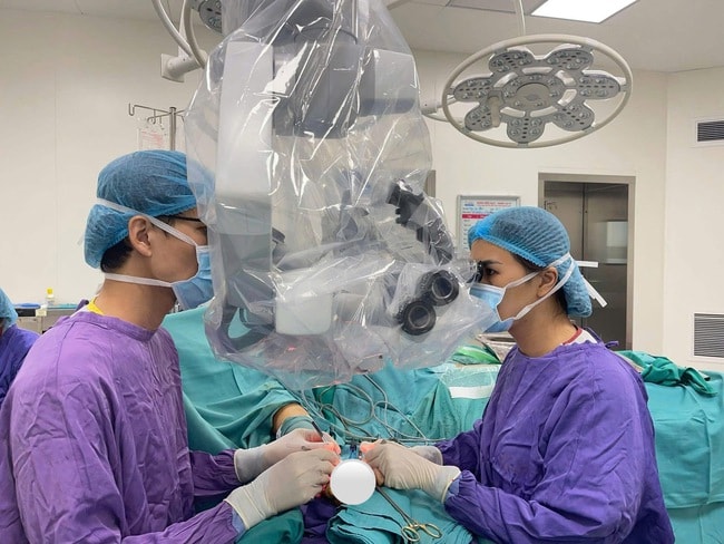 Chấn thương bàn tay do chặt thịt gà, người đàn ông suýt mất ngón tay- Ảnh 1.