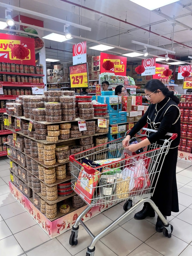 Siêu thị rực rỡ sắc xuân, người dân tấp nập mua sắm dịp cận Tết- Ảnh 4.