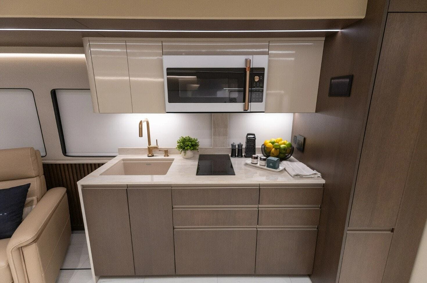 Khám phá nhà di động Loki Prevost sang trọng, giá 54 tỷ đồng - 8