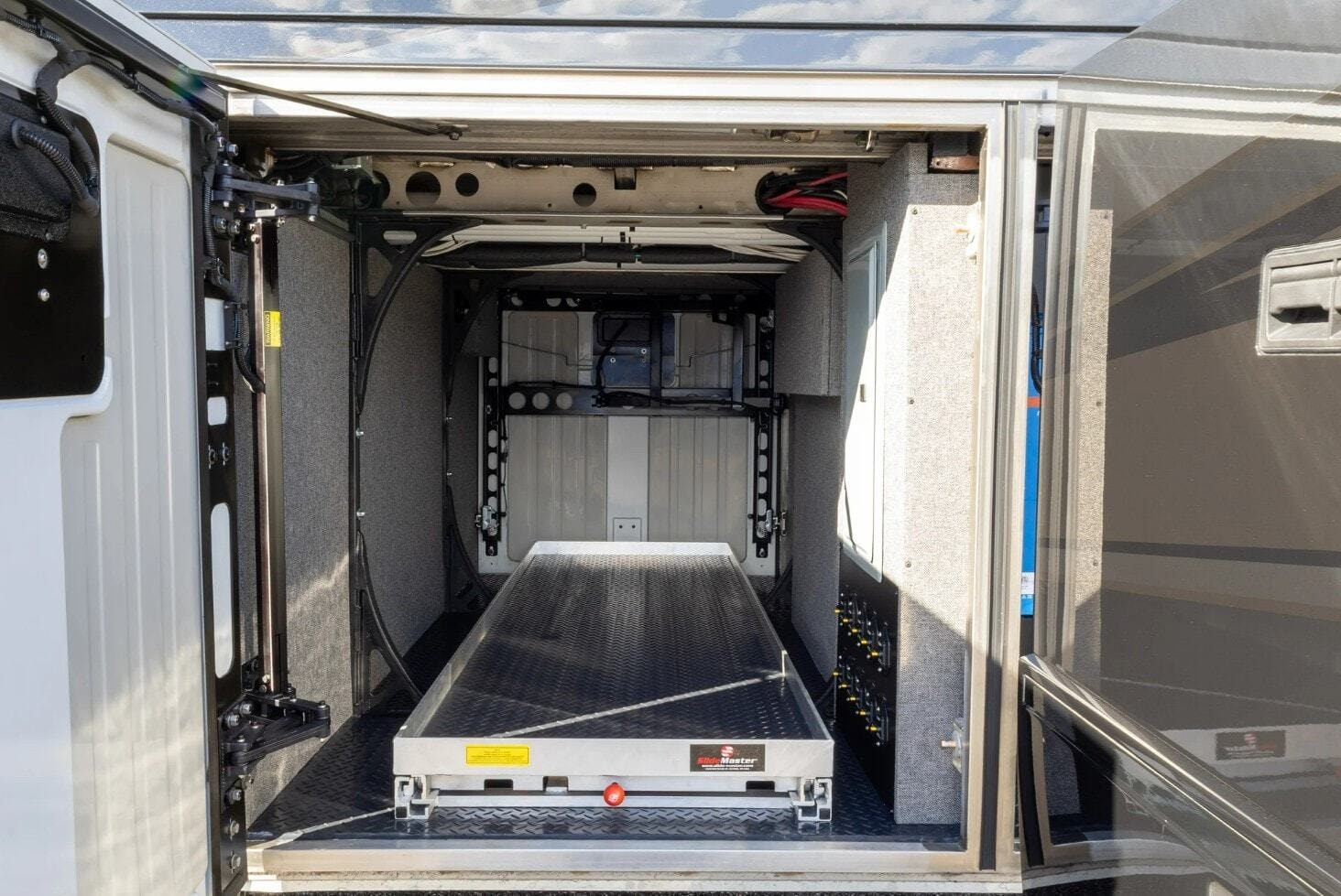 Khám phá nhà di động Loki Prevost sang trọng, giá 54 tỷ đồng - 12