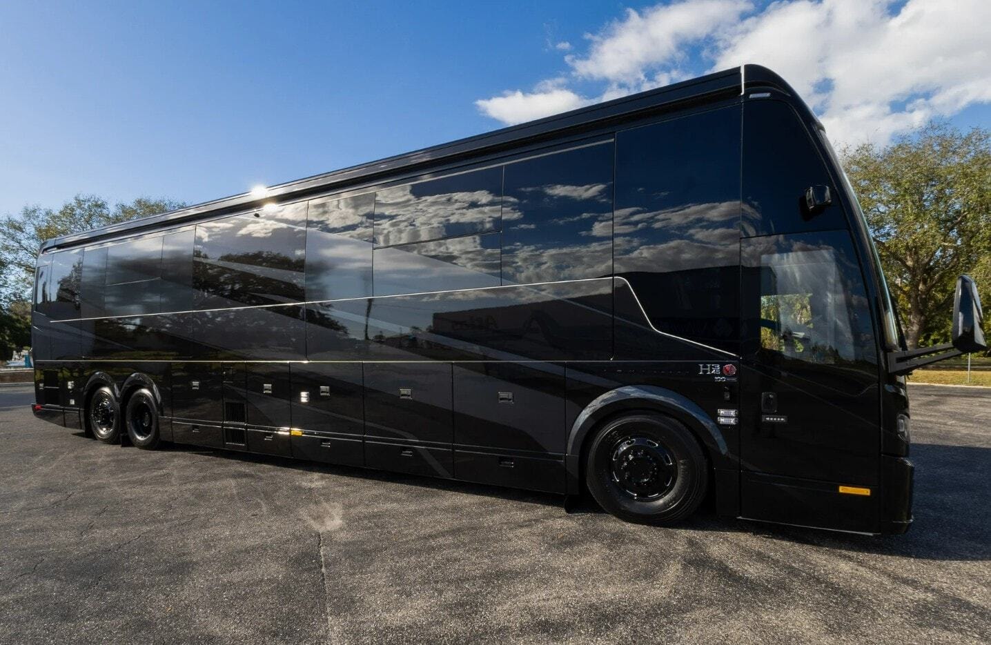 Khám phá nhà di động Loki Prevost sang trọng, giá 54 tỷ đồng - 1