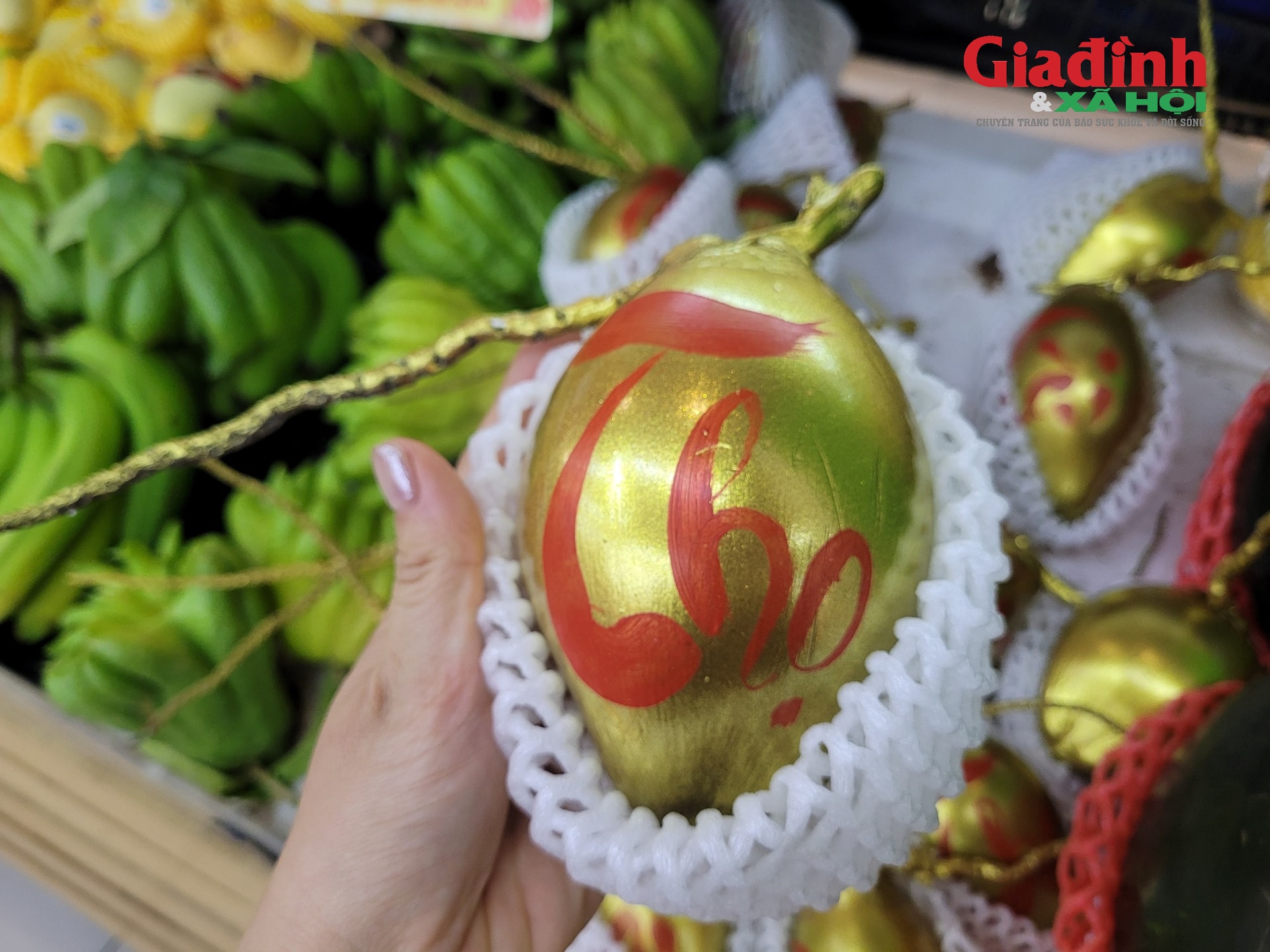 Loại quả dát vàng chỉ bán ngày Tết vì quan niệm mang 'lộc', 'tài', giá đắt đỏ vẫn 'cháy' hàng- Ảnh 3. Loại quả dát vàng chỉ bán ngày Tết vì quan niệm mang 'lộc', 'tài', giá đắt đỏ vẫn 'cháy' hàng- Ảnh 3.