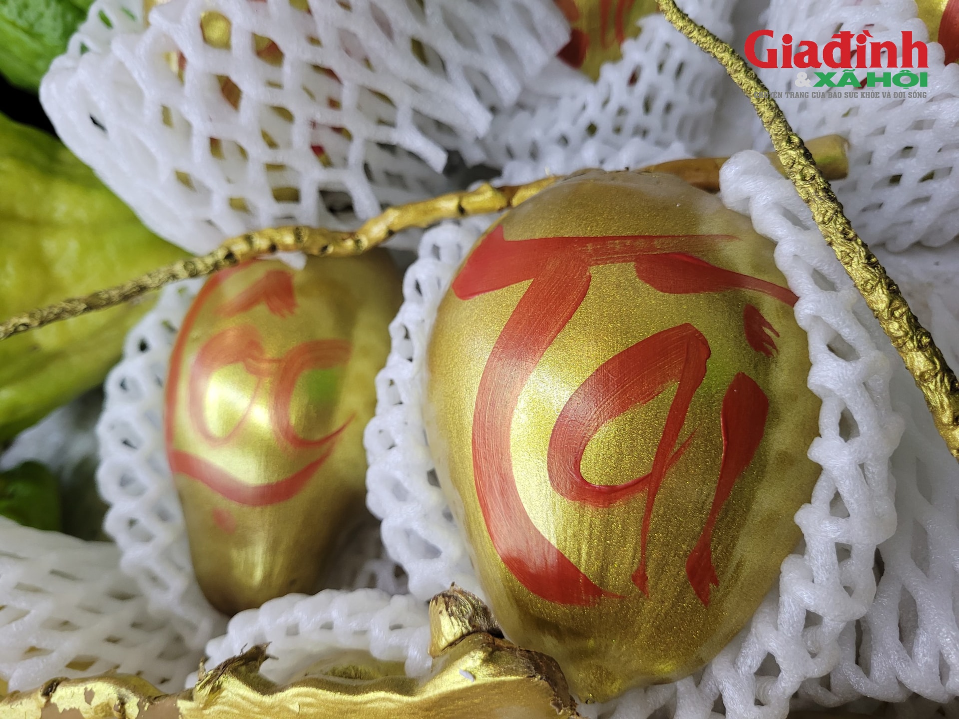 Loại quả dát vàng chỉ bán ngày Tết vì quan niệm mang 'lộc', 'tài', giá đắt đỏ vẫn 'cháy' hàng- Ảnh 2. Loại quả dát vàng chỉ bán ngày Tết vì quan niệm mang 'lộc', 'tài', giá đắt đỏ vẫn 'cháy' hàng- Ảnh 2.