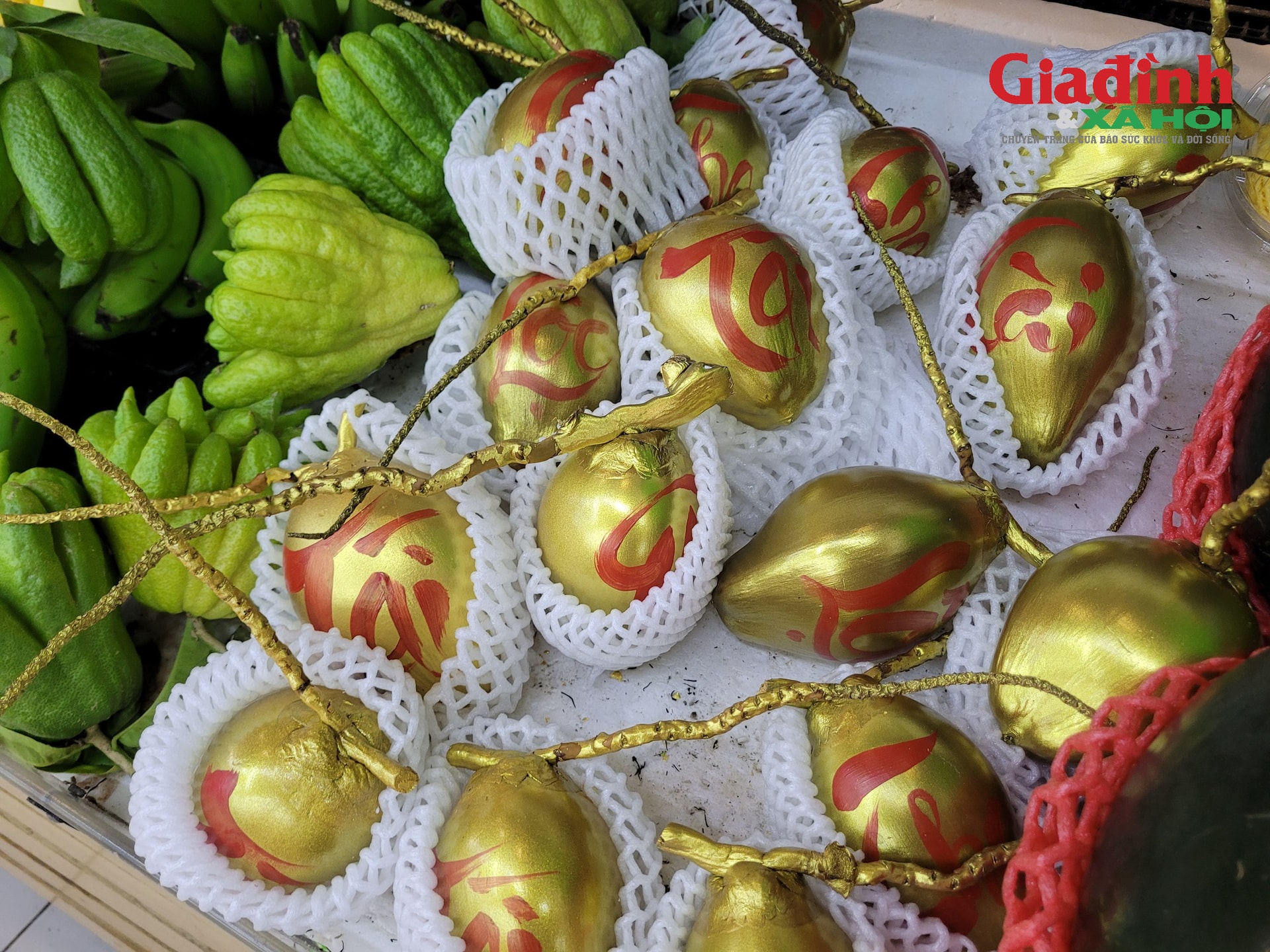 Loại quả dát vàng chỉ bán ngày Tết vì quan niệm mang 'lộc', 'tài', giá đắt đỏ vẫn 'cháy' hàng- Ảnh 1. Loại quả dát vàng chỉ bán ngày Tết vì quan niệm mang 'lộc', 'tài', giá đắt đỏ vẫn 'cháy' hàng- Ảnh 1.