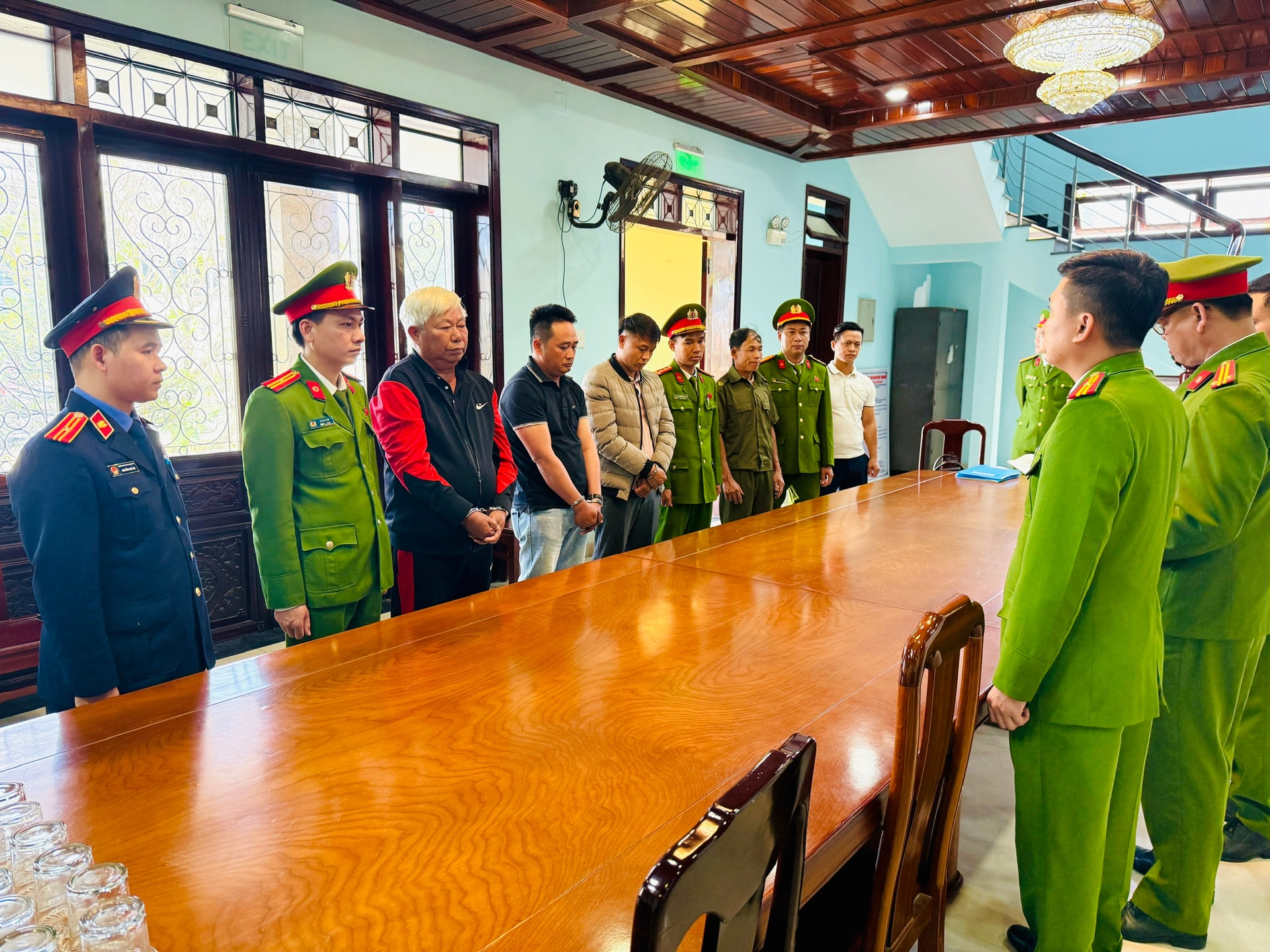 Khai thác khoáng sản vượt mức cấp phép, 3 đối tượng bị khởi tố- Ảnh 1.