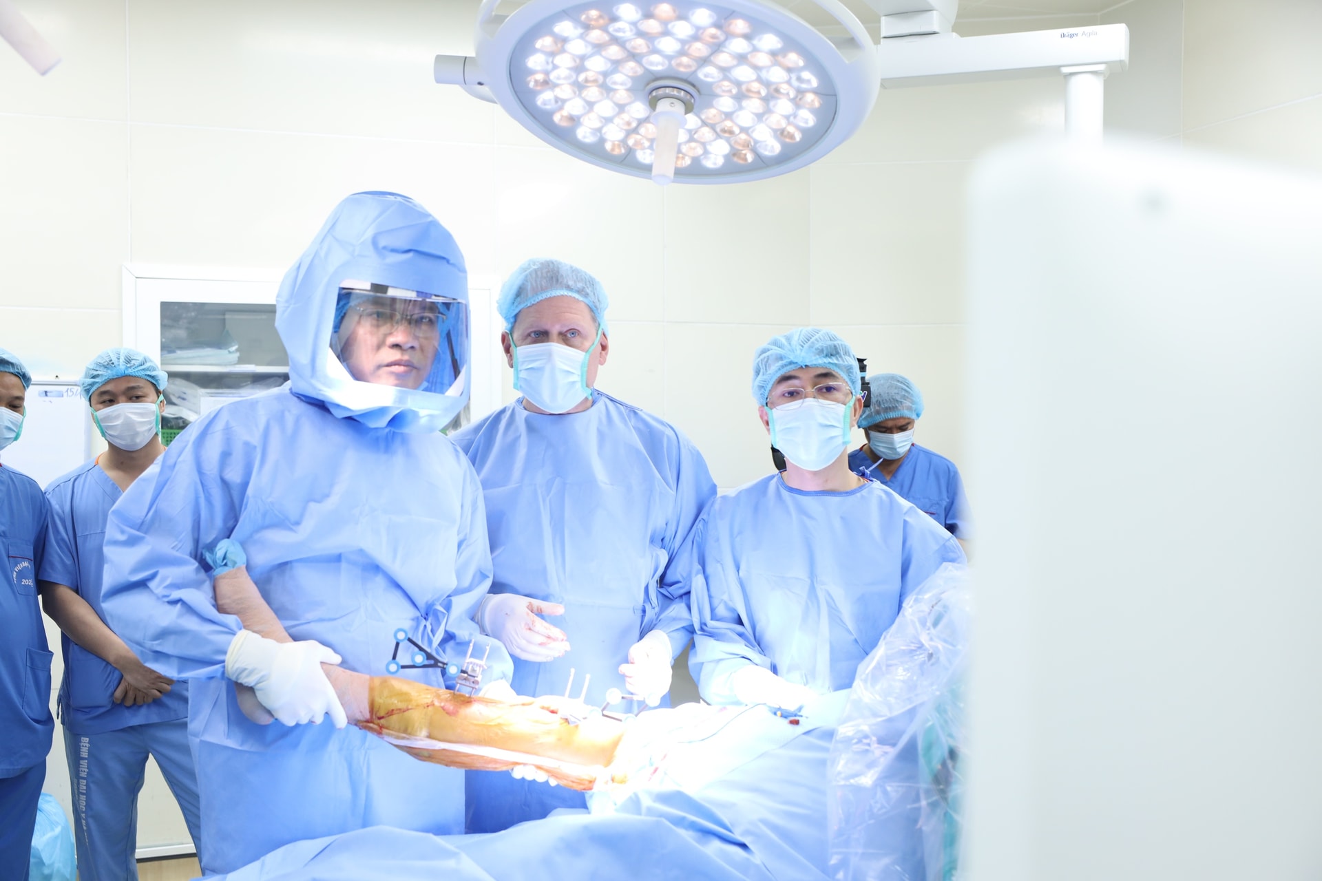 Nhiều bệnh nhân được 'giải thoát' đau khớp triền miên, tự tin sải bước đi chúc Tết- Ảnh 2.