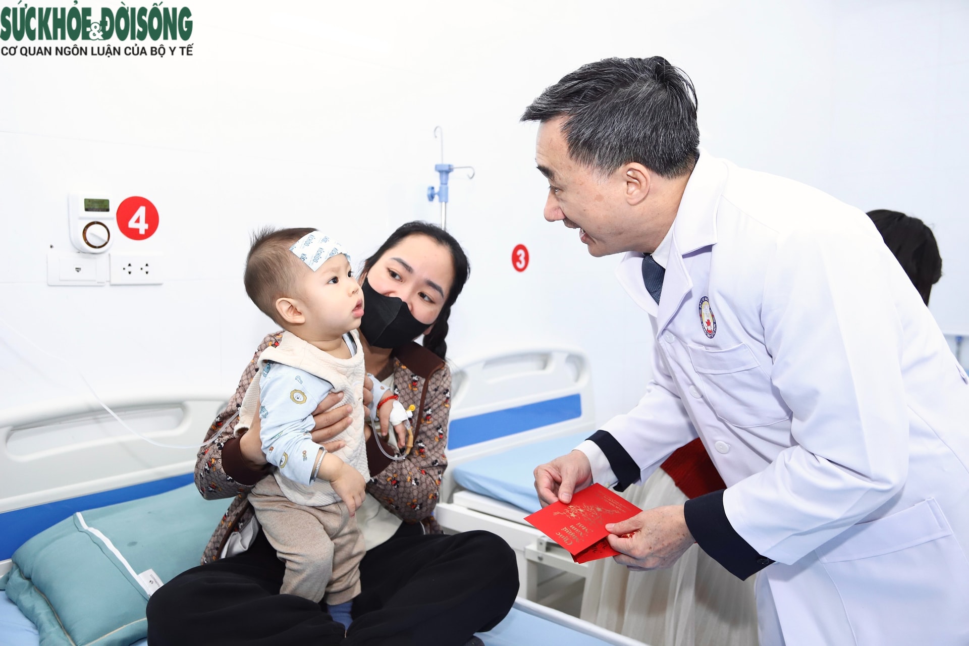 Thứ trưởng Bộ Y tế Trần Văn Thuấn thăm, chúc Tết và kiểm tra công tác trực Tết tại BVĐK Từ Sơn- Ảnh 3.