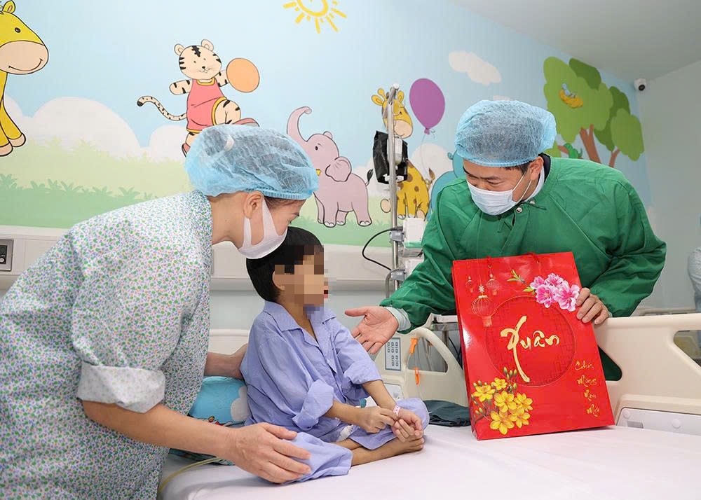 Thứ trưởng Thường trực Vũ Mạnh Hà thăm, chúc Tết, kiểm tra công tác khám chữa bệnh tại Bệnh viện Nhi và Mắt TW- Ảnh 1. Thứ trưởng Thường trực Vũ Mạnh Hà thăm, chúc Tết, kiểm tra công tác khám chữa bệnh tại Bệnh viện Nhi và Mắt TW- Ảnh 1.