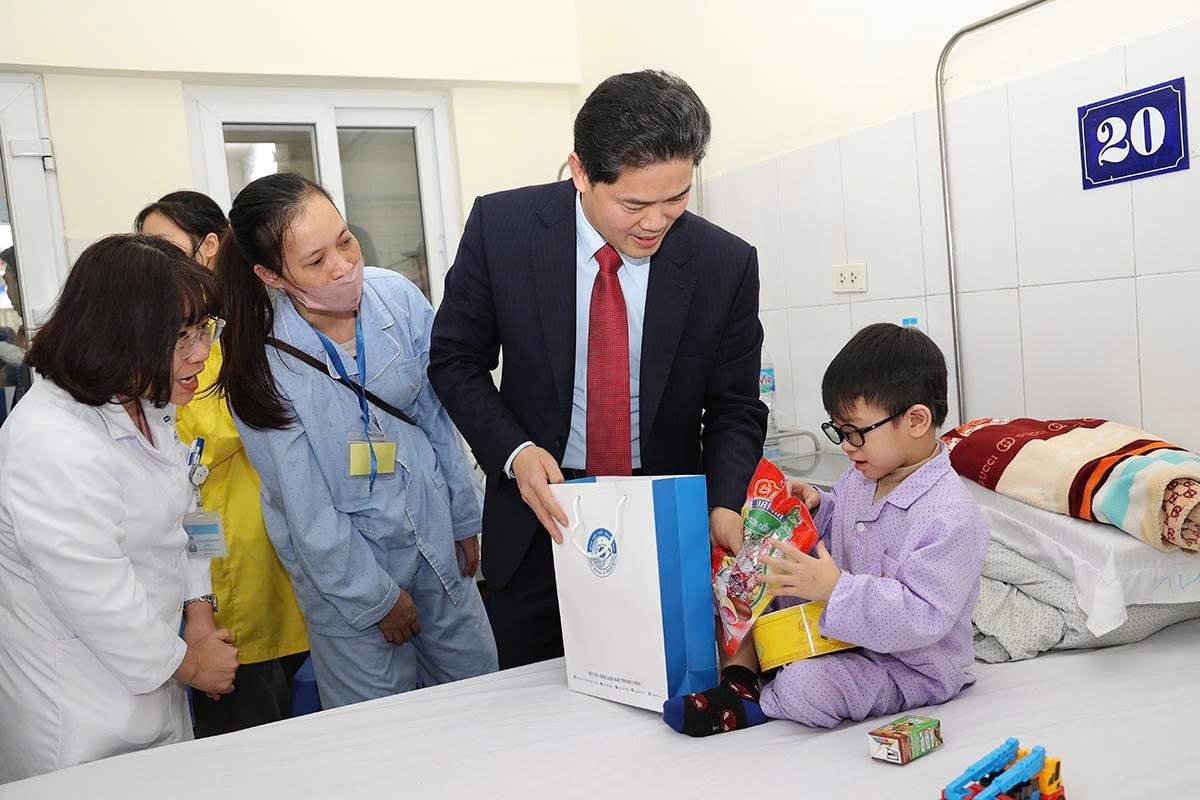 Thứ trưởng Thường trực Vũ Mạnh Hà thăm, chúc Tết, kiểm tra công tác khám chữa bệnh tại Bệnh viện Nhi và Mắt TW- Ảnh 2. Thứ trưởng Thường trực Vũ Mạnh Hà thăm, chúc Tết, kiểm tra công tác khám chữa bệnh tại Bệnh viện Nhi và Mắt TW- Ảnh 2.