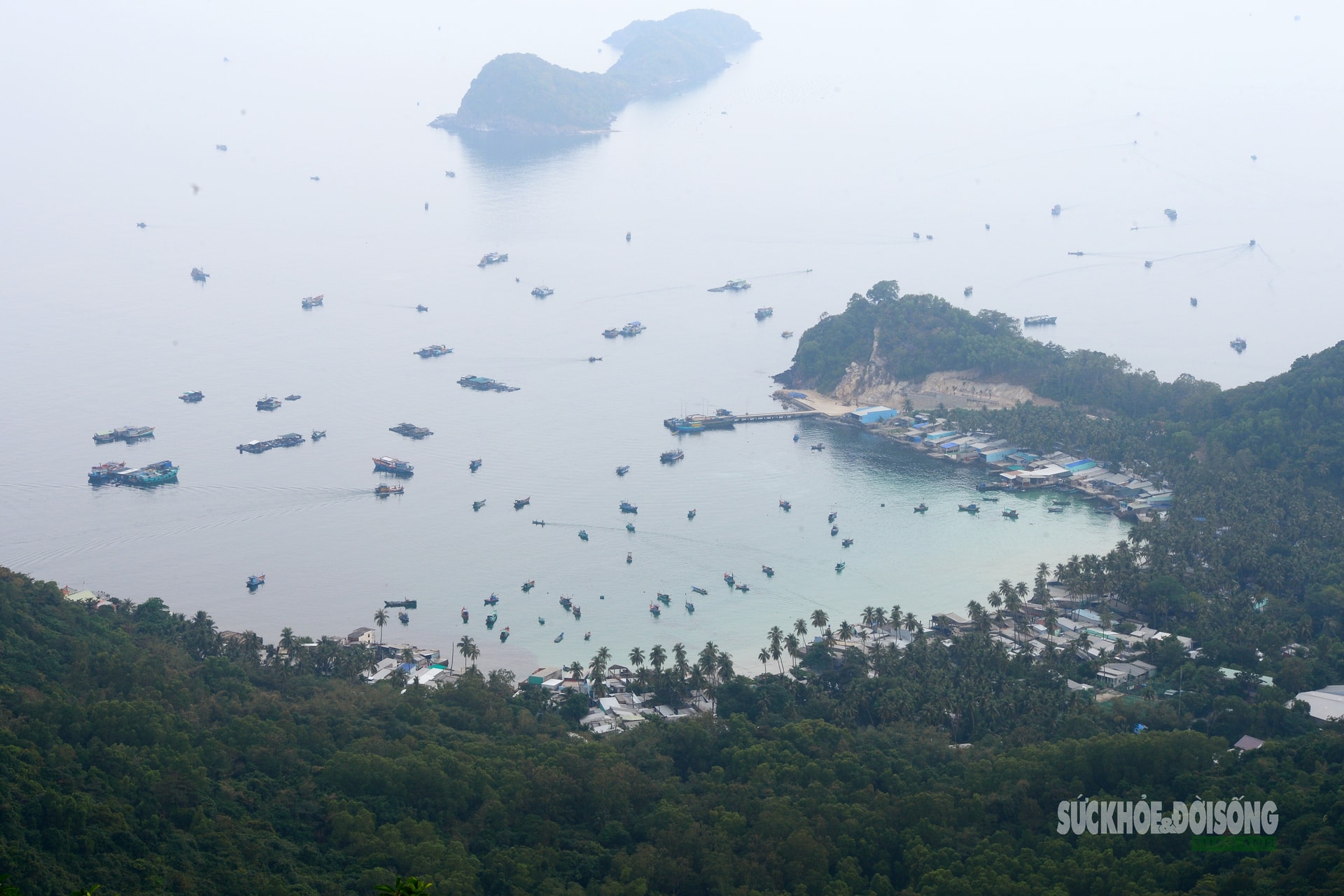 Thầy thuốc nơi đảo xa, ngày đêm vì sức khỏe nhân dân- Ảnh 6. Thầy thuốc nơi đảo xa, ngày đêm vì sức khỏe nhân dân- Ảnh 6.