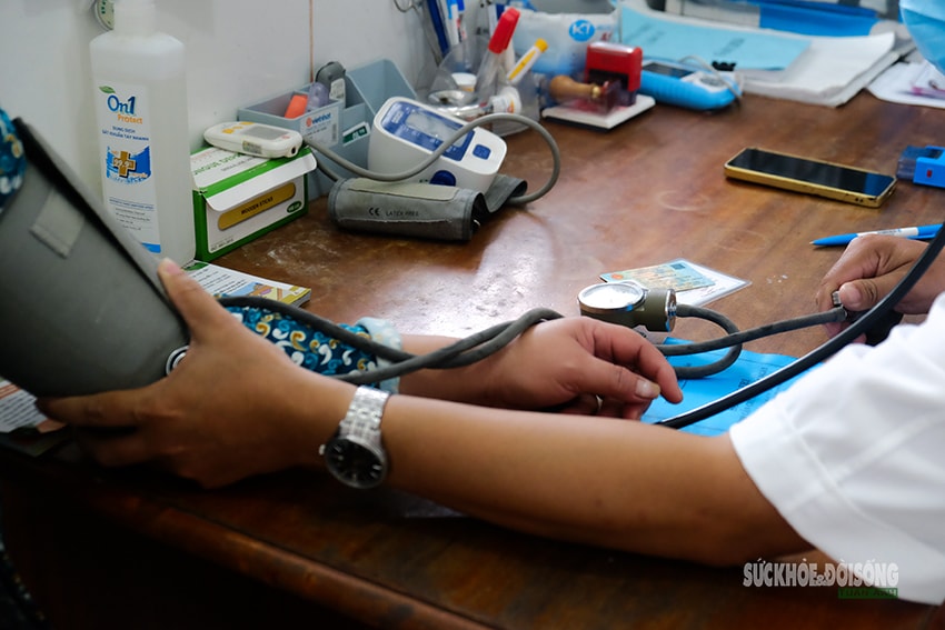 Thầy thuốc nơi đảo xa, ngày đêm vì sức khỏe nhân dân- Ảnh 2. Thầy thuốc nơi đảo xa, ngày đêm vì sức khỏe nhân dân- Ảnh 2.