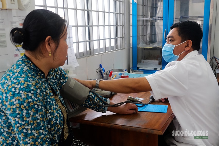 Thầy thuốc nơi đảo xa, ngày đêm vì sức khỏe nhân dân- Ảnh 1. Thầy thuốc nơi đảo xa, ngày đêm vì sức khỏe nhân dân- Ảnh 1.