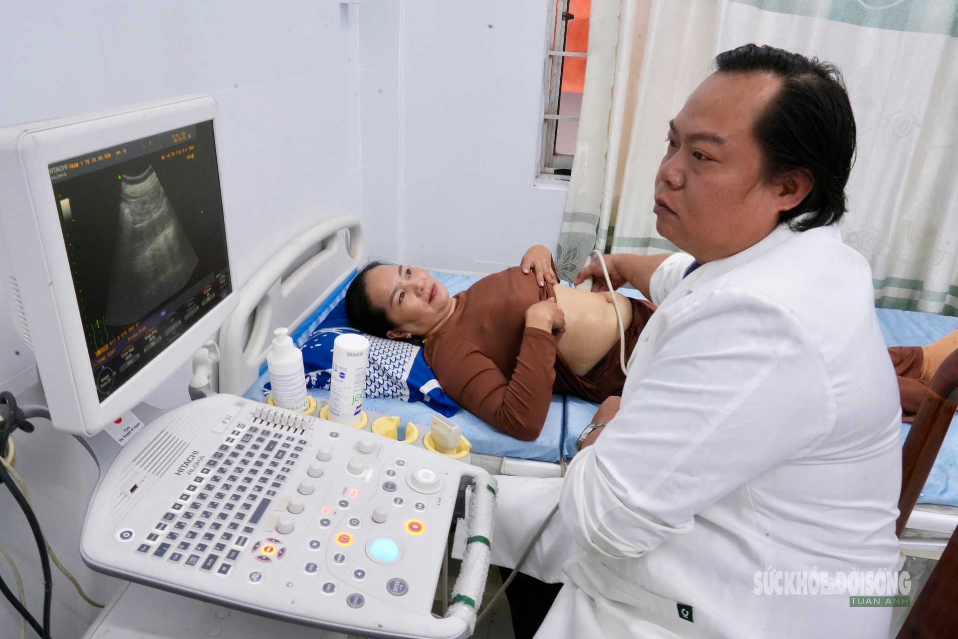 Thầy thuốc nơi đảo xa, ngày đêm vì sức khỏe nhân dân- Ảnh 4. Thầy thuốc nơi đảo xa, ngày đêm vì sức khỏe nhân dân- Ảnh 4.