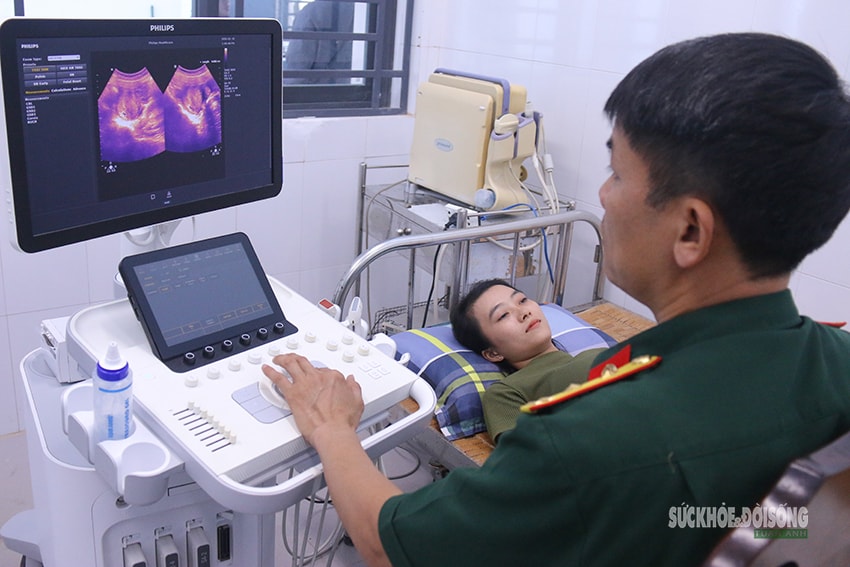 Thầy thuốc nơi đảo xa, ngày đêm vì sức khỏe nhân dân- Ảnh 5. Thầy thuốc nơi đảo xa, ngày đêm vì sức khỏe nhân dân- Ảnh 5.