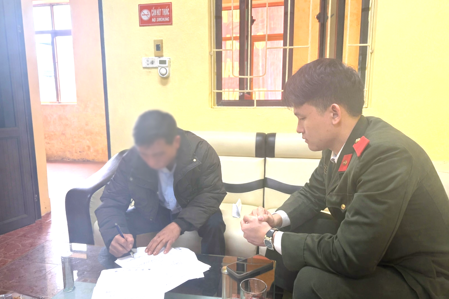 Uống rượu say phát livestream nói xấu cán bộ, người đàn ông bị công an triệu tập- Ảnh 1.